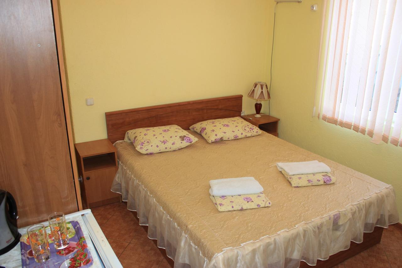 Emiliya Guest House Гагра Екстериор снимка