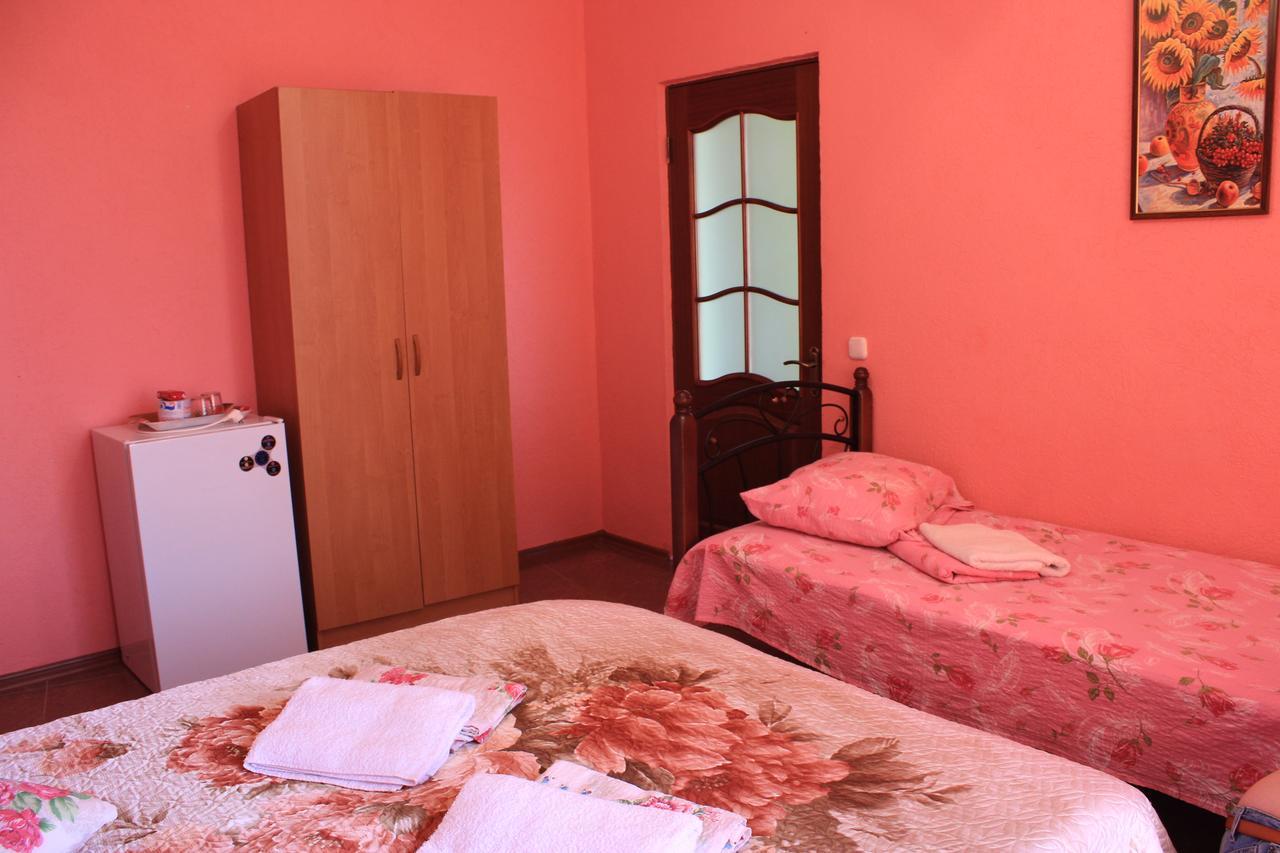 Emiliya Guest House Гагра Екстериор снимка