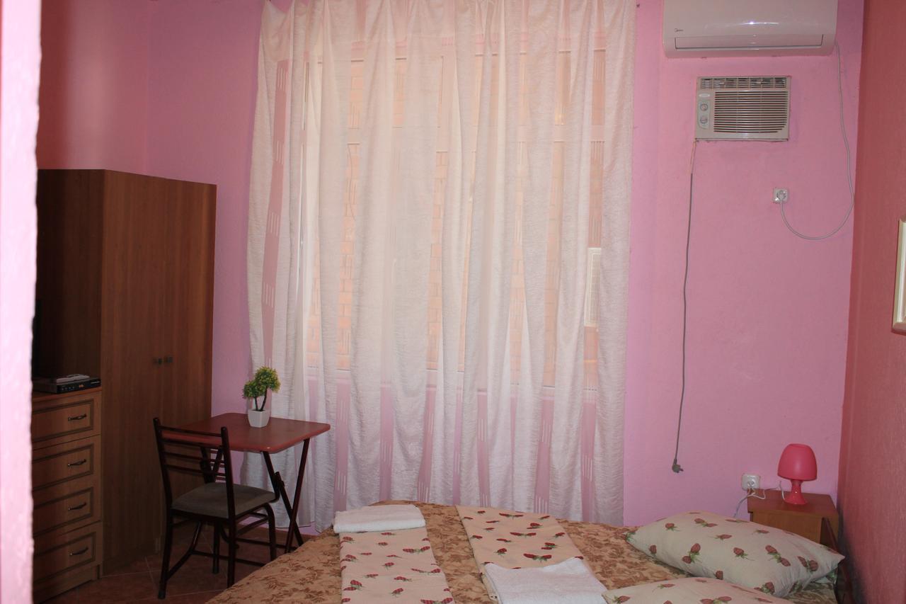 Emiliya Guest House Гагра Екстериор снимка