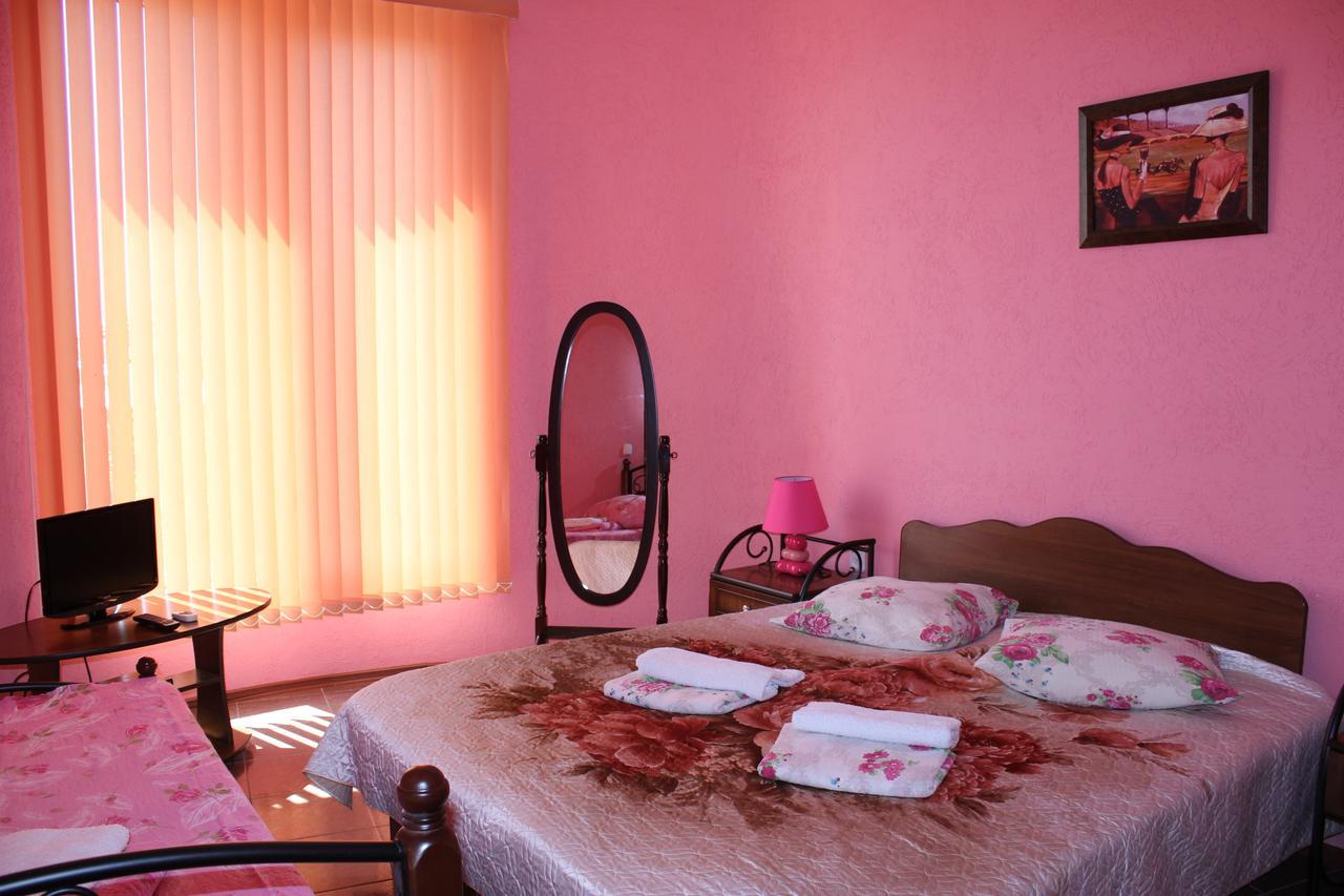 Emiliya Guest House Гагра Екстериор снимка