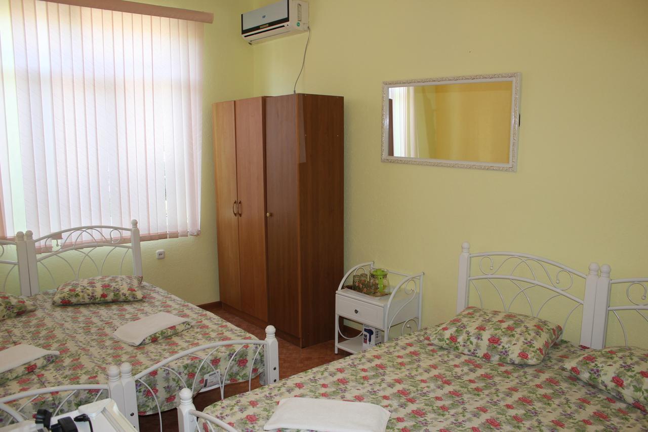 Emiliya Guest House Гагра Екстериор снимка